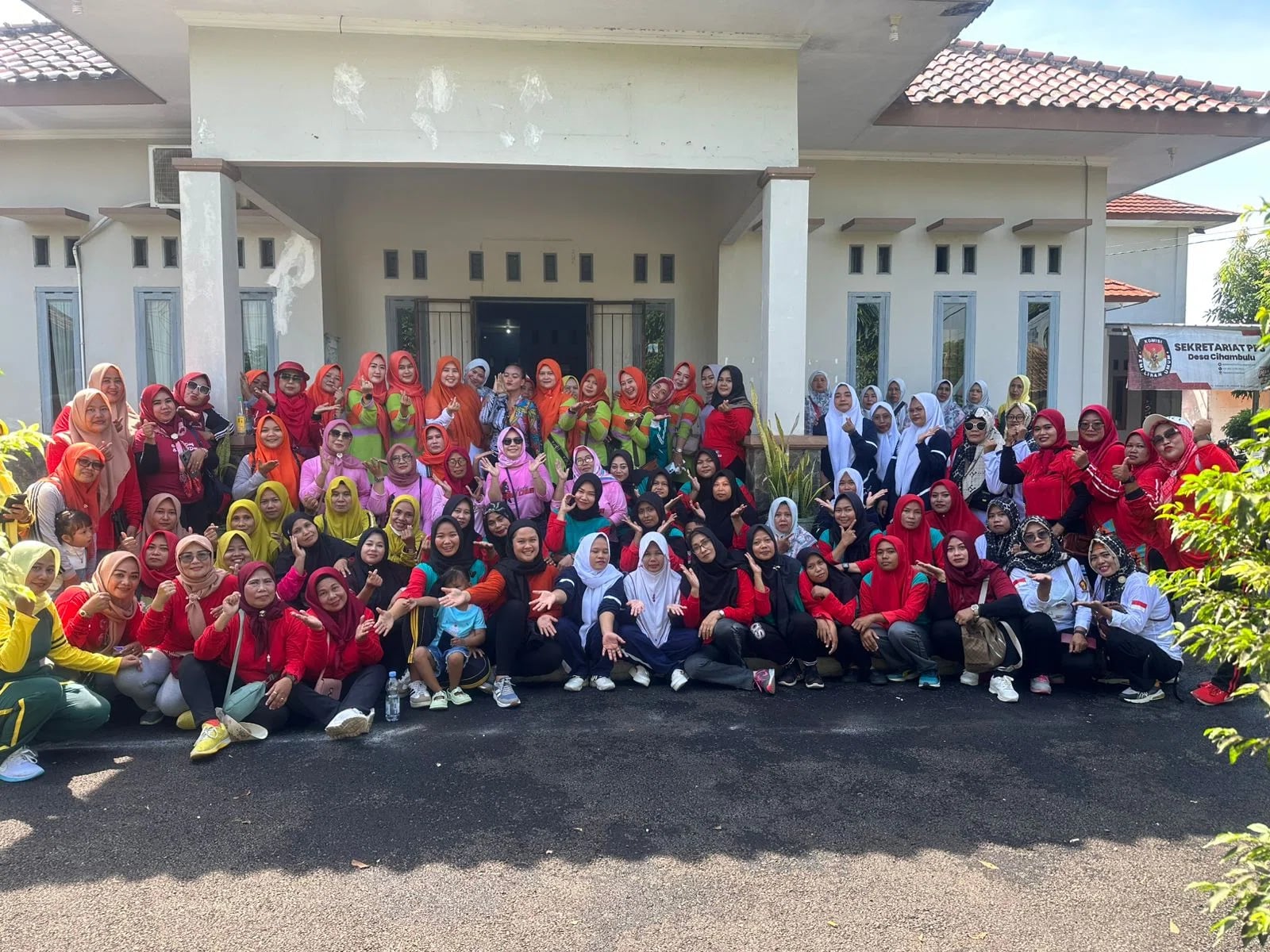 Kegiatan warga Desa Cihambulu bersama lembaga kemasyarakatan