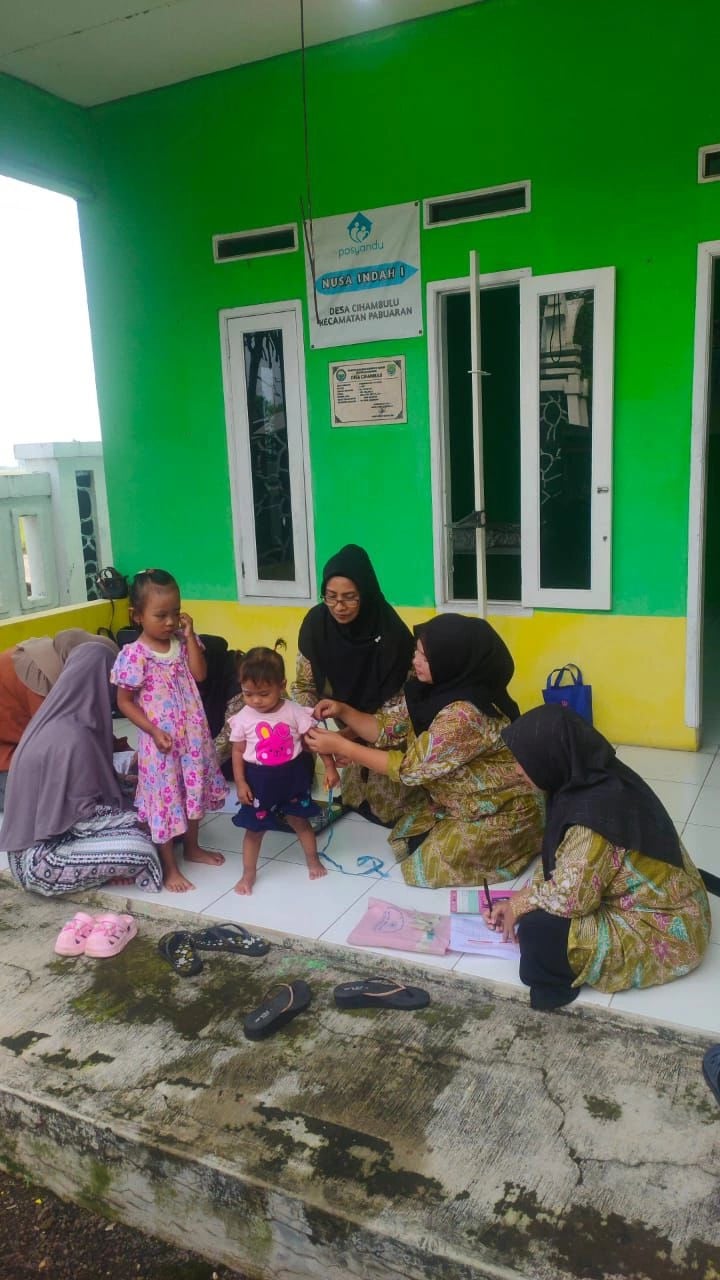 Petugas Kantor Desa Cihambulu melayani warga